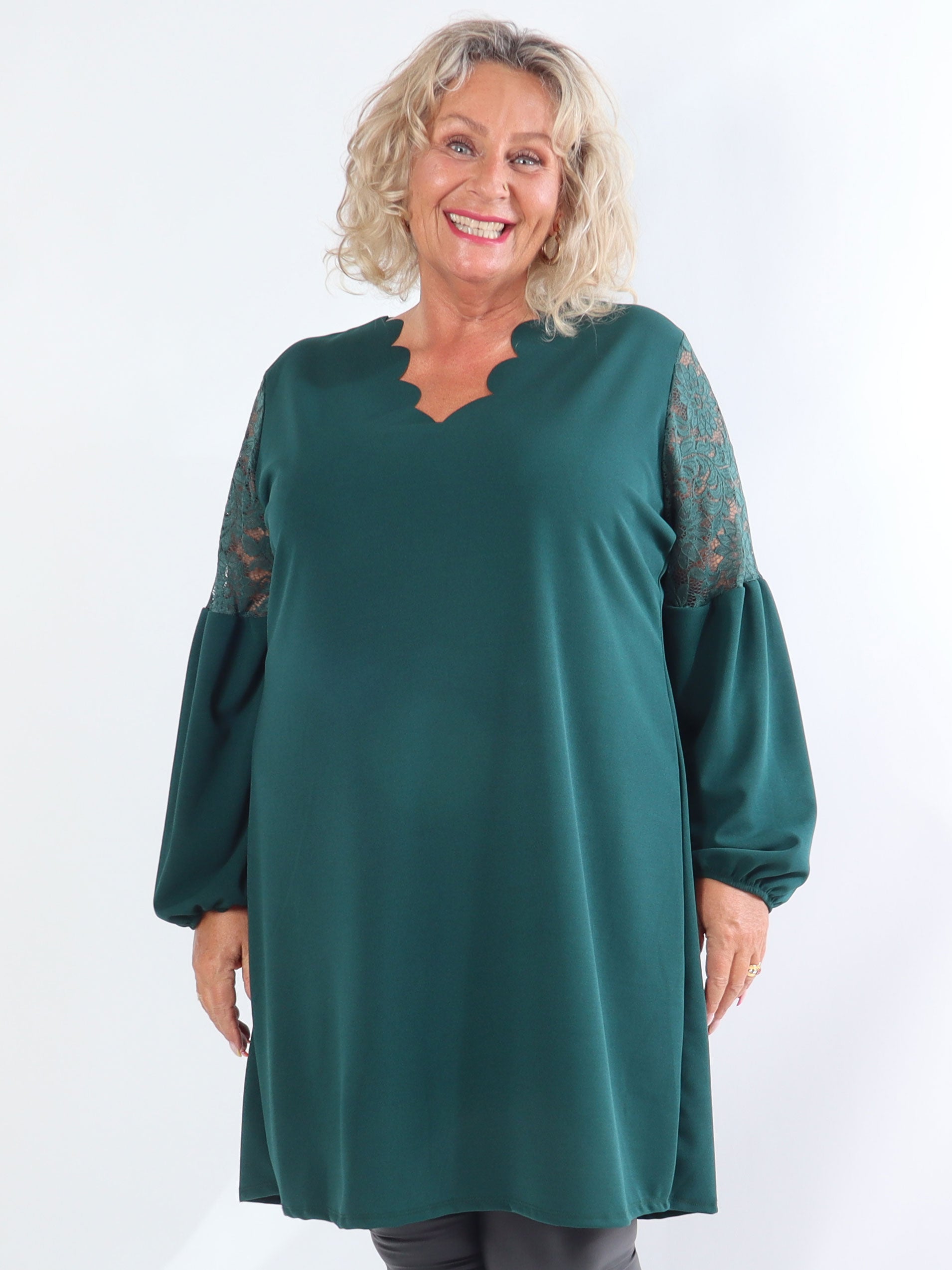 Romance - Fin plus size kjole med blondeærmer